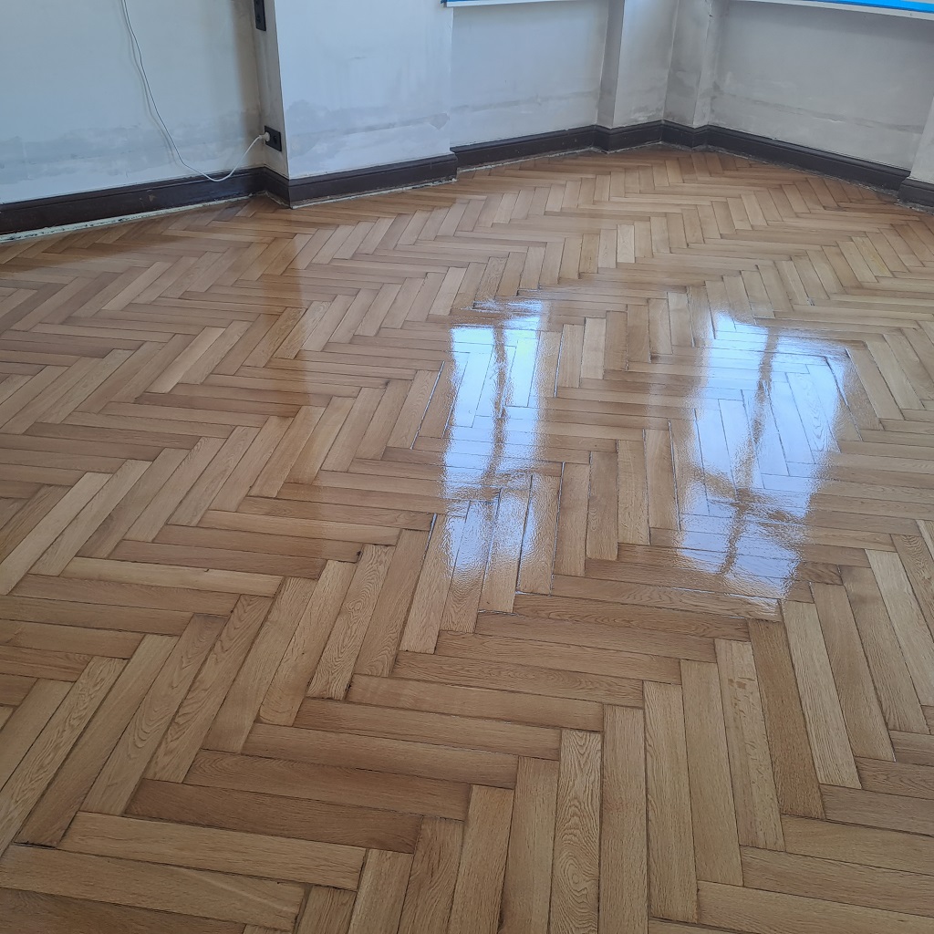 Świeżo polakierowany parkiet.