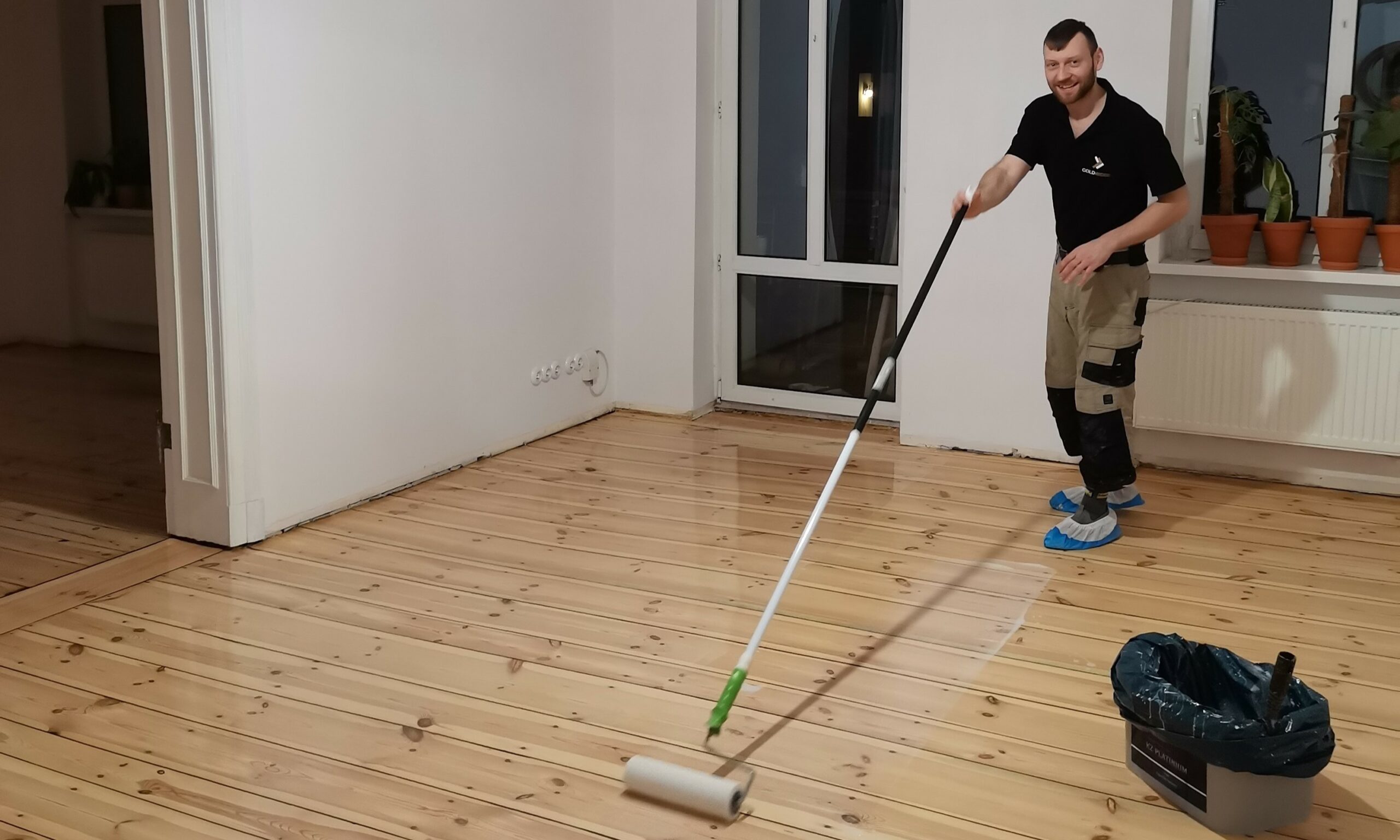 Parkieciarz Gold Wood lakierujący zeszlifowaną podłogę
